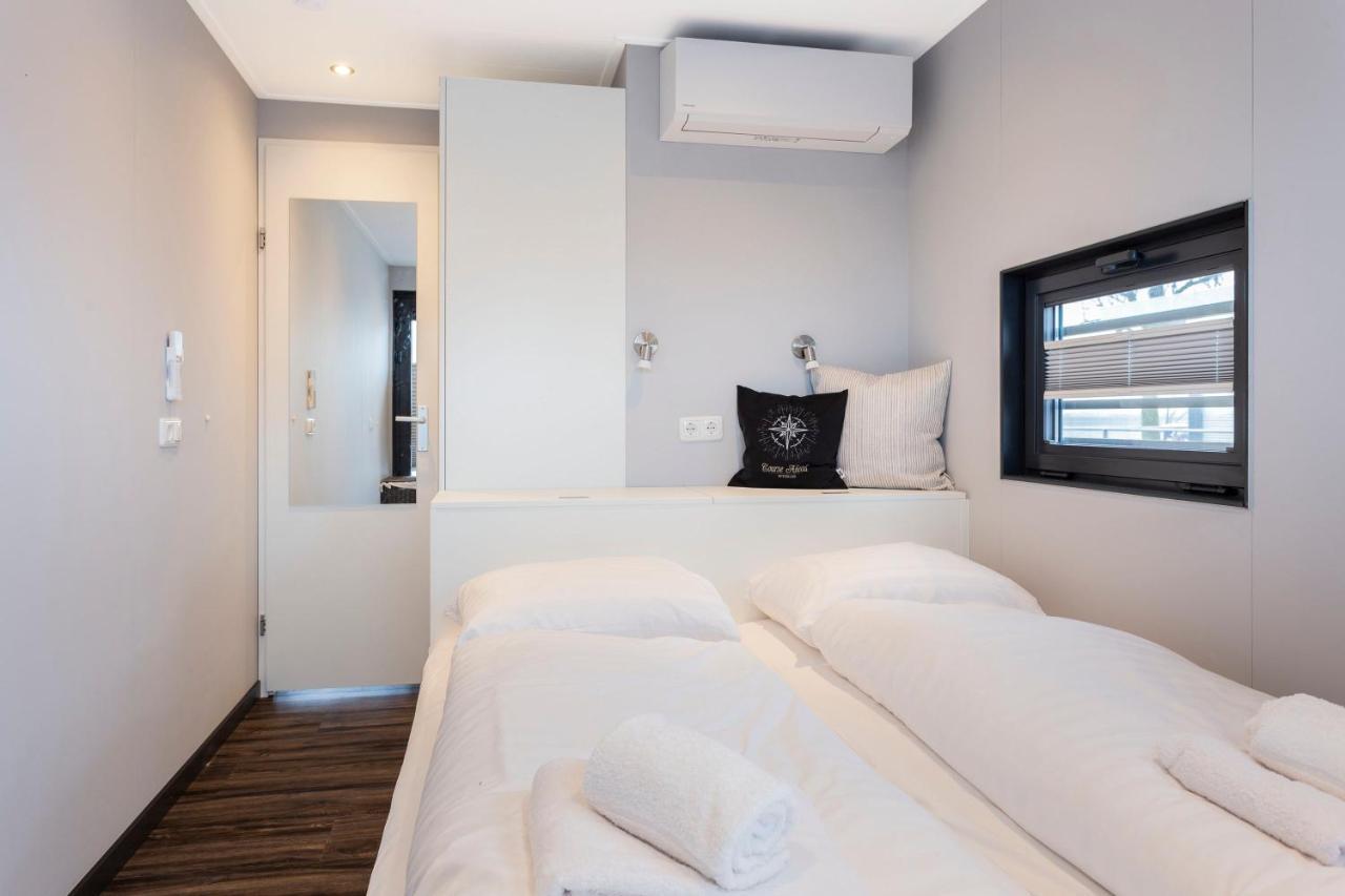Welcome In - Houseboat 'Elysium' Met Eigen Aanlegsteiger Sneek - Offingawier Exterior photo