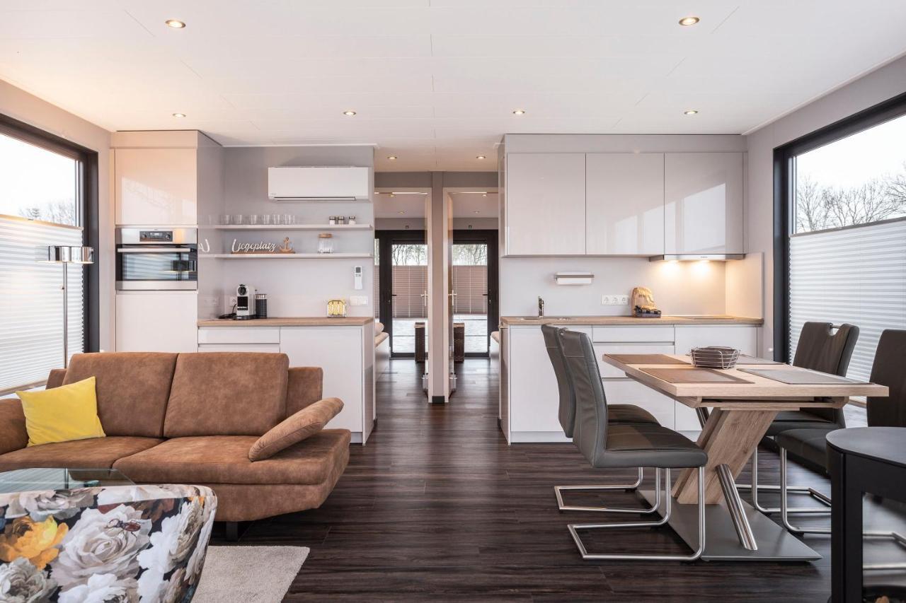 Welcome In - Houseboat 'Elysium' Met Eigen Aanlegsteiger Sneek - Offingawier Exterior photo