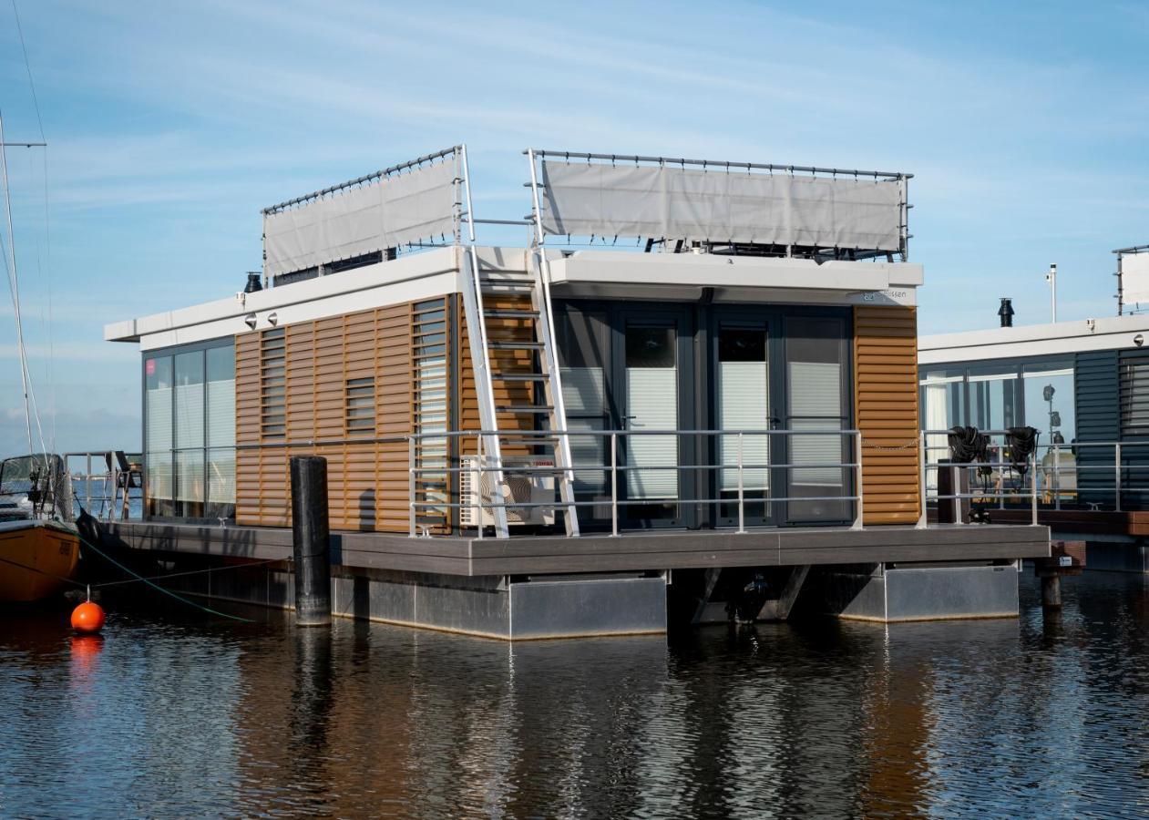 Welcome In - Houseboat 'Elysium' Met Eigen Aanlegsteiger Sneek - Offingawier Exterior photo